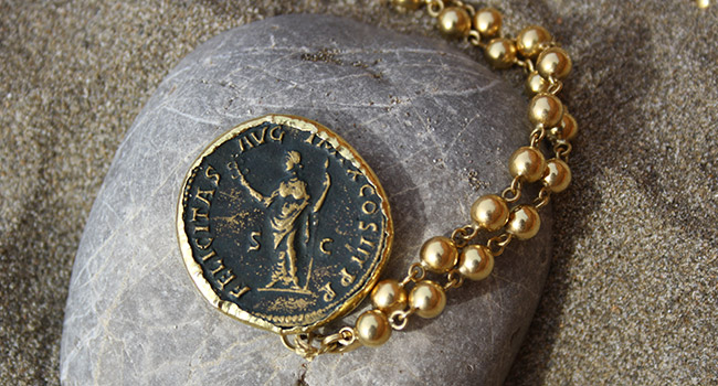 bronzen munt van keizer Marcus Aurelius met 18 krt gouden zetting
